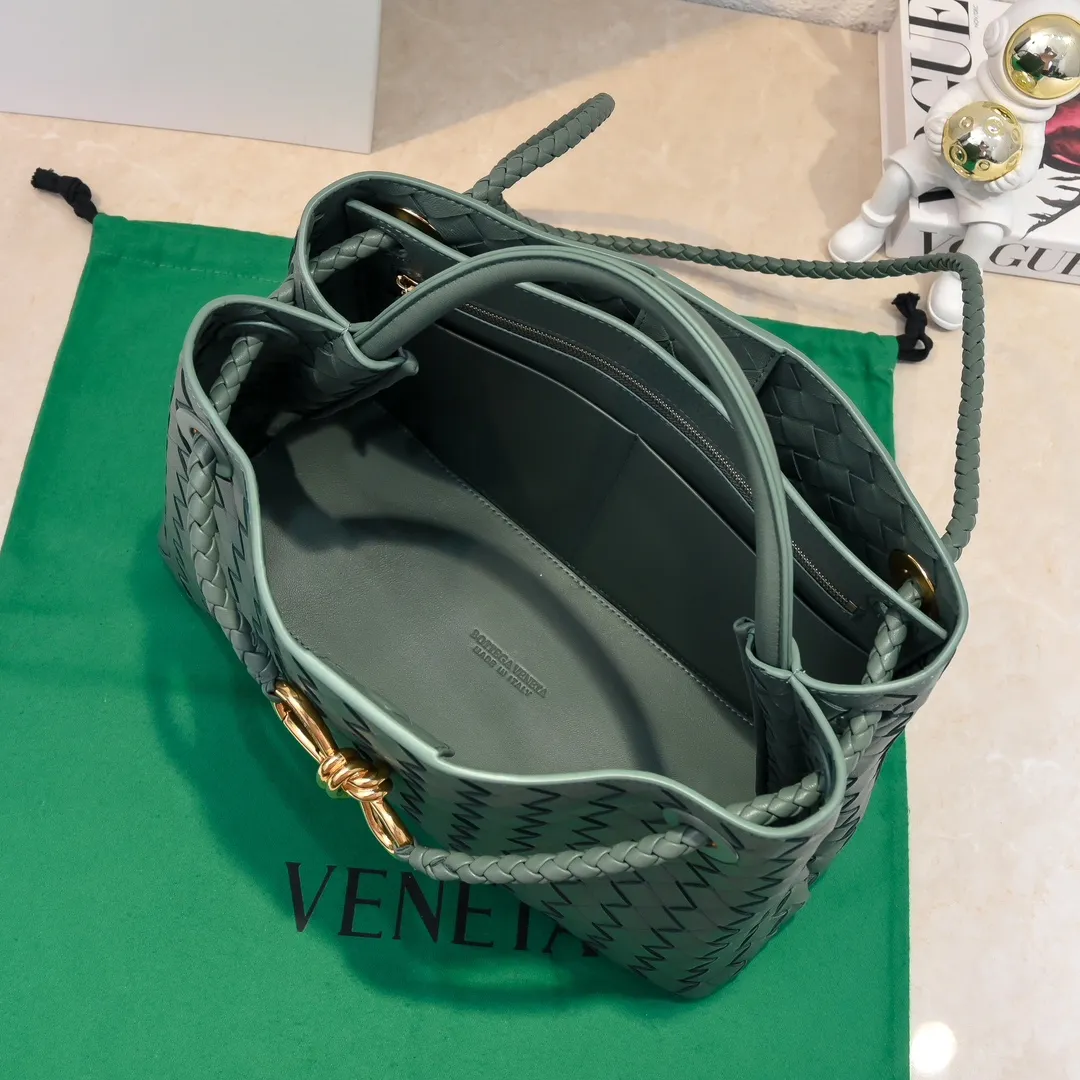 The 2023 new Andiamo batch of 2260 BV has been shipped‼ ️Really popular🔥The new Andiamo woven handbag launched by Bottega Veneta this season is really popular all over the world! ! Celebrities at home and abroad have worn it, and Oscar-winning actress Michelle Yeoh has taken it out on the street. Song Jia, Trai Yara, Yu Feihong, Sanji Ayaka, Rosie Hunting-Whiteley, Yoshioka Riho, etc. have all picked up this bag. It is classic and versatile, showing off its temperament, and the bag capacity is also large, which is very convenient for daily commuting! ! A variety of carrying methods, the shoulder straps can be adjusted by yourself, the original lambskin feels soft and delicate, and the unisex style breaks gender boundaries and brings a more practical and longer-lasting use experience. Andiamo, which has both elegant and casual styles, perfectly interprets the true appearance of "fashionable old money style". Style number: 8463 Size: 32*24*12